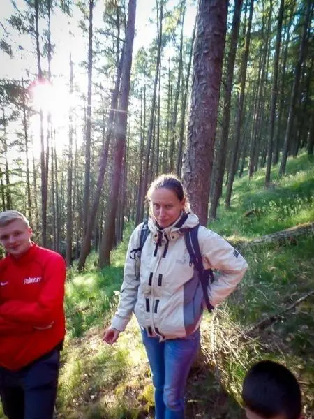 Person steht im Wald und schaut nach unten