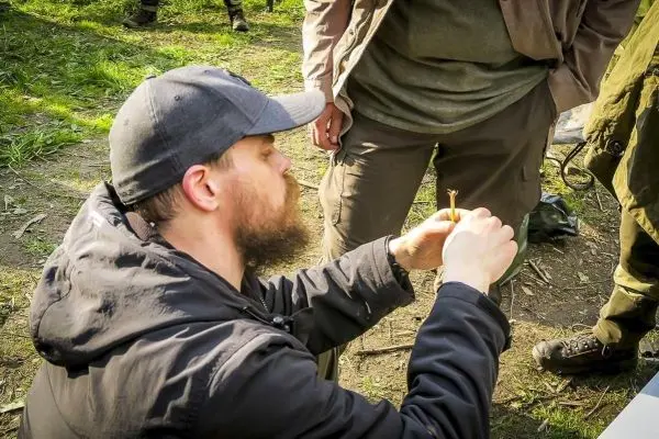 Mann bereitet Zunder für ein Feuer vor
