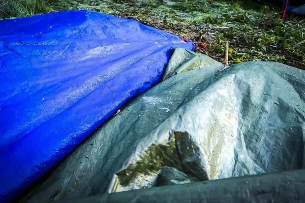 Zwei Planen in Blau und Grün liegen auf dem Boden