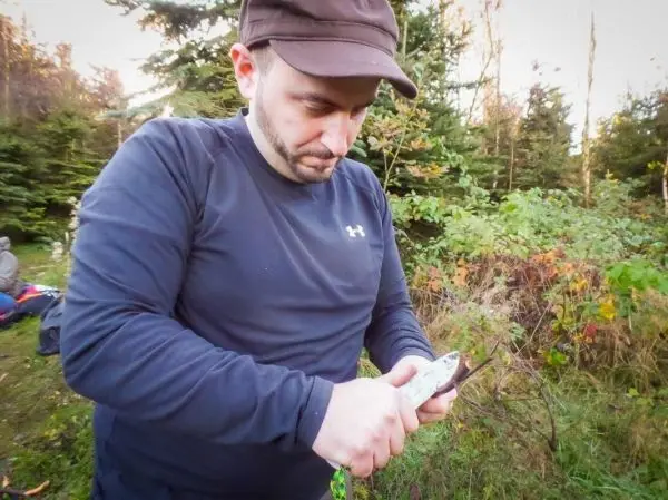 Messer wird zur Bearbeitung von Holzstück verwendet