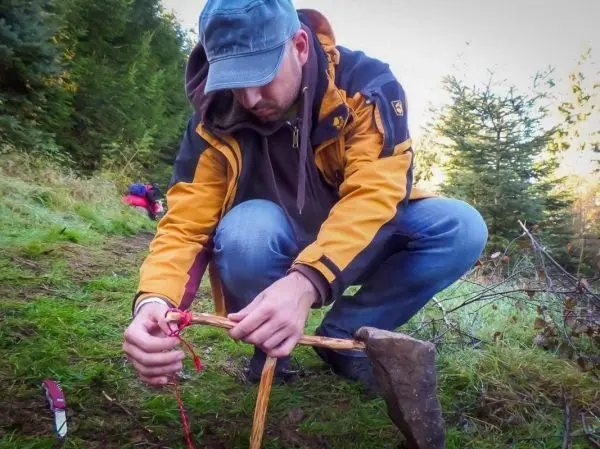 Schlagfalle (Figure-Four-Falle) wird mit einem Stein und Schnur konstruiert