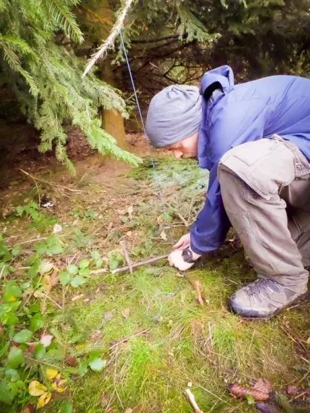 Schlagfalle (Figure-Four-Falle) wird mit einem Stock und Schnur konstruiert