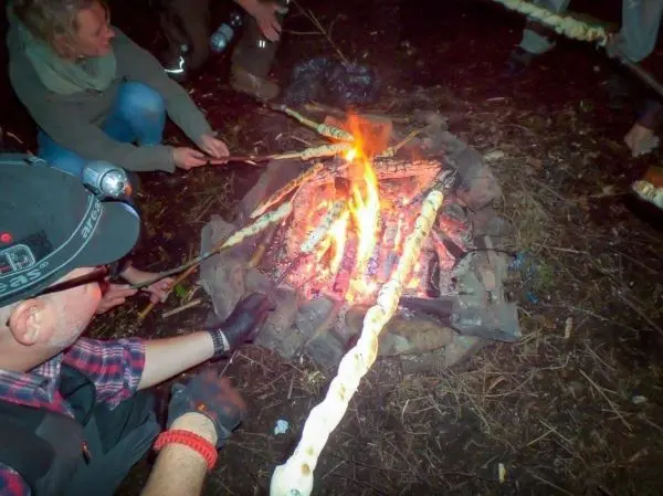 Stockbrot wird über einem offenen Feuer geröstet