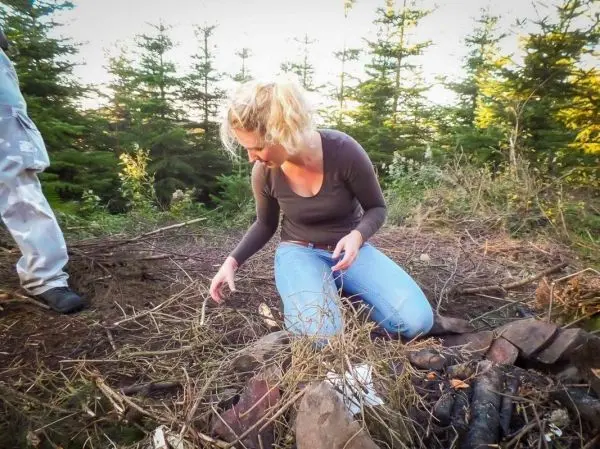 Zunder wird am Feuerplatz vorbereitet