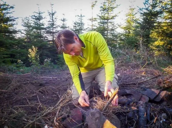 Zunder wird auf einem Holzstapel vorbereitet