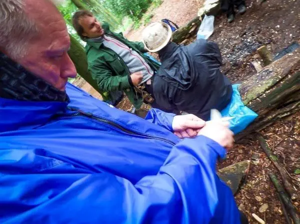 Messer schneidet Zunder auf einem Baumstamm im Wald