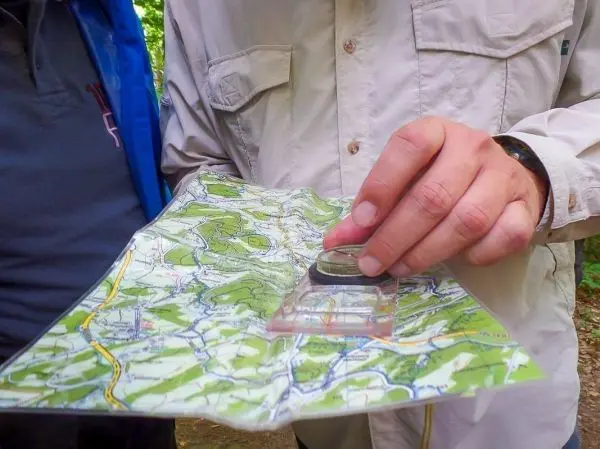 Karte wird mit einem Kompass ausgerichtet