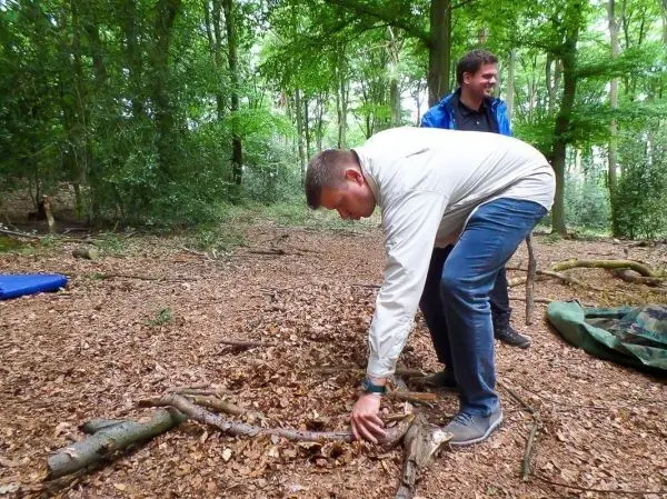 Zweige werden im Wald für eine Konstruktion gesammelt