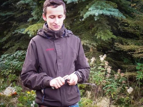 Messer wird in der Hand gehalten, um Holz zu bearbeiten