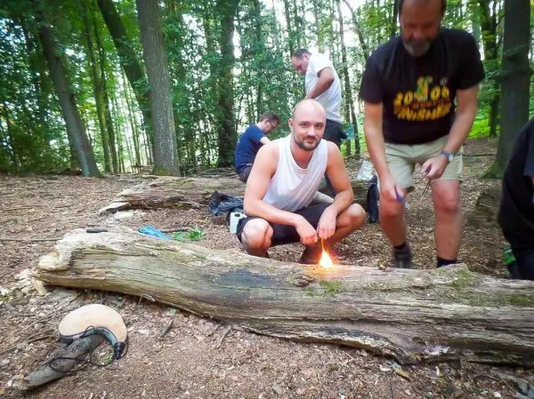 Feuerstahl erzeugt Funken auf Zunder in einem Waldgebiet