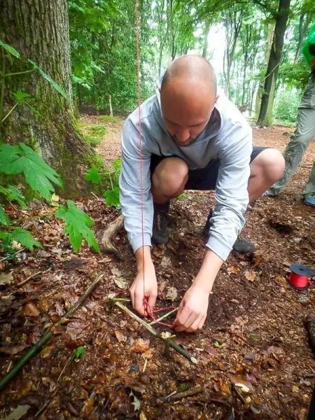 Schlagfalle (Figure-Four) wird aus Ästen und Schnur konstruiert