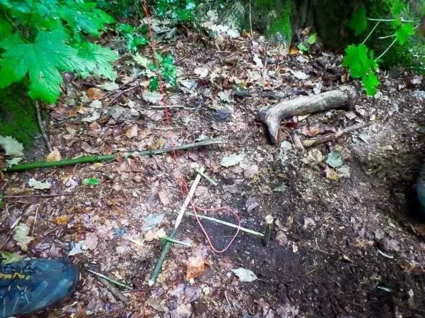 Zweige und Schnur liegen auf dem Boden im Wald