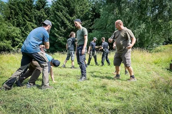 Gruppentraining im Freien mit verschiedenen Übungen zur Selbstverteidigung und Taktik