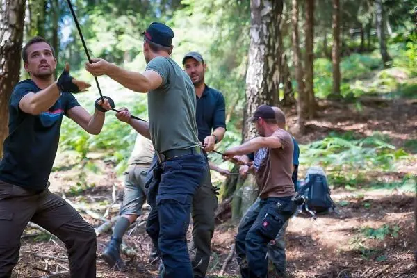 Gruppierung zieht an einem Seil in einem Waldgebiet