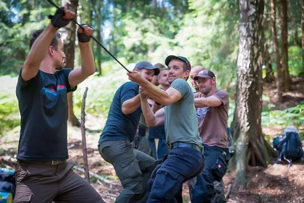 Gruppierung zieht an einem Seil während einer Seilquerung im Wald