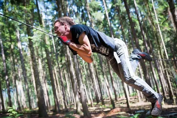 Selbstgebaute Seilquerung wird von einer Person überquert