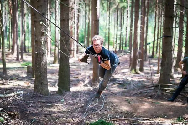 Selbstgebaute Seilquerung wird von einer Person überquert