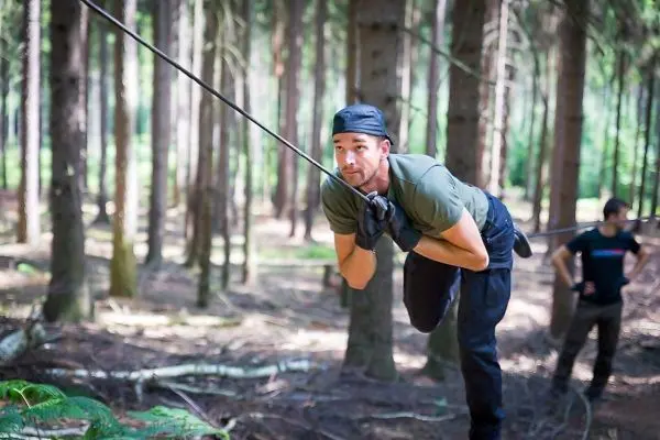 Selbstgebaute Seilquerung wird von einer Person überquert