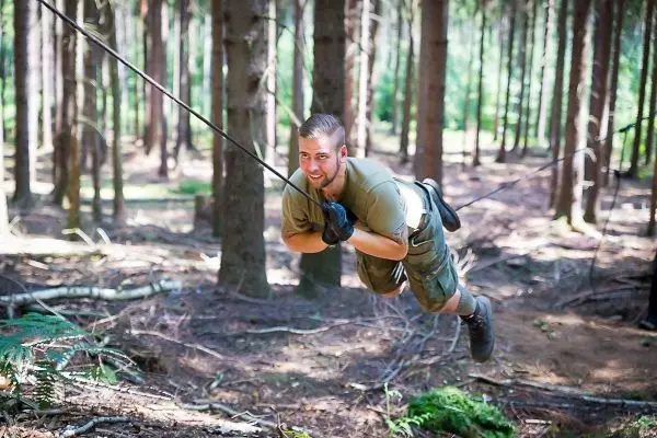 Selbstgebaute Seilquerung wird von einer Person überquert