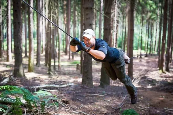Selbstgebaute Seilquerung wird von einer Person überquert