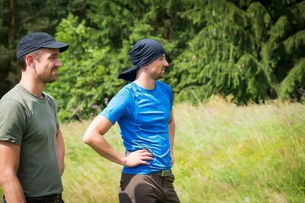 Zwei Personen stehen im Freien und schauen in die Ferne