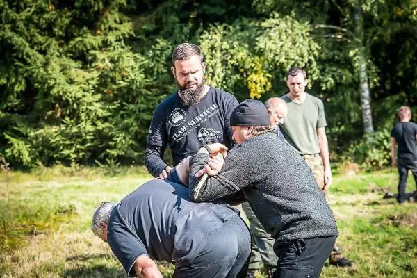 Gruppentraining mit mehreren Personen, die Techniken zur Selbstverteidigung üben