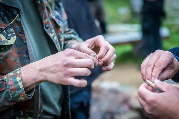 Hände halten kleine Objekte, möglicherweise zur Zubereitung oder zum Basteln