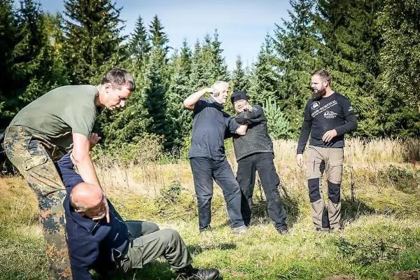 Kämpfer üben Techniken zur Kontrolle eines Gegners im Freien