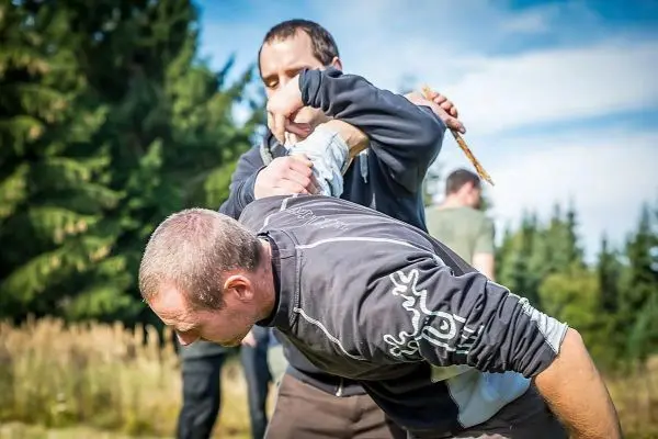 Kampftechniken werden in einer Trainingssituation demonstriert