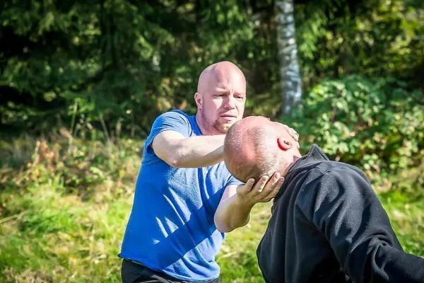 Kampftraining mit einem Griff am Kopf in einer natürlichen Umgebung