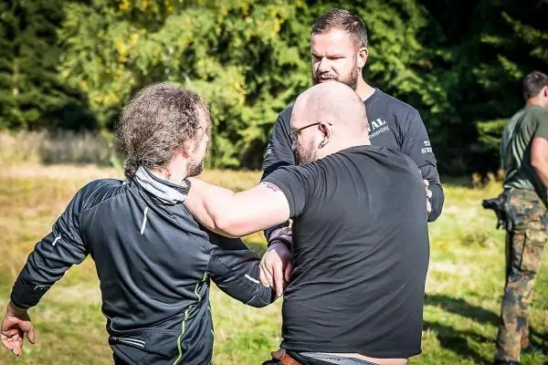 Kampftraining mit zwei Personen, eine Person greift den Arm des anderen an