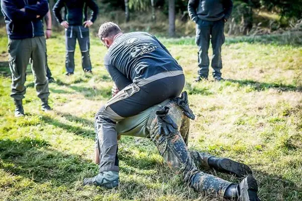 Kampfübung mit einem Teilnehmer, der einen anderen im Griff hat