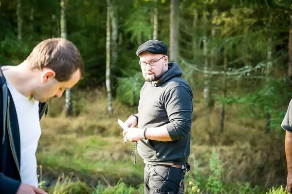 Person haelt ein blatt papier in der hand und schaut auf
