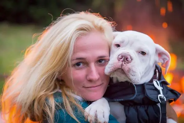 Person hält Hund in den Armen