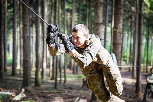 Selbstgebaute Seilquerung wird von einem Soldaten überquert
