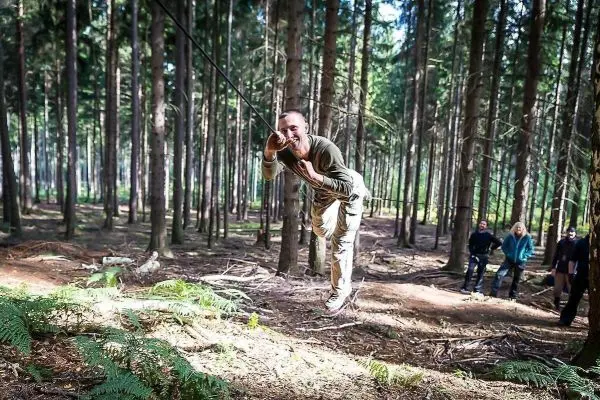 Selbstgebaute Seilquerung wird von einer Person überquert