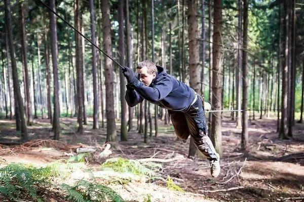 Selbstgebaute Seilquerung wird von einer Person überquert