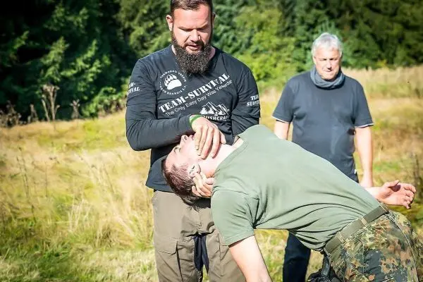 Training zur Selbstverteidigung mit Haltegriff und Demonstration einer Technik