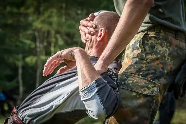 Trainingstechnik zur Kontrolle einer Person durch Haltegriff am Kopf