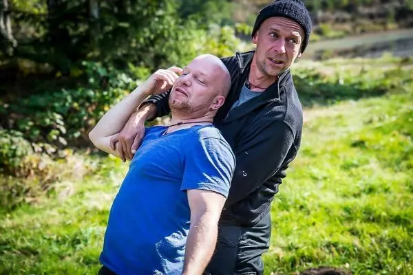 Zwei Männer üben eine Selbstverteidigungstechnik im Freien