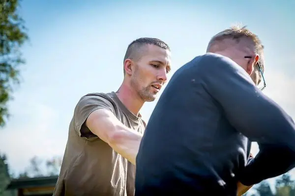 Zwei Personen führen eine praktische Übung durch, eine greift die andere an