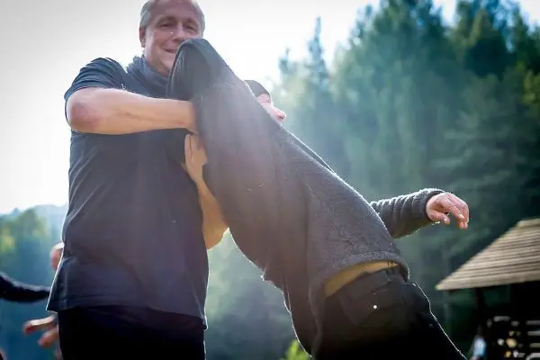 Zwei Personen führen eine Technik zur Selbstverteidigung durch