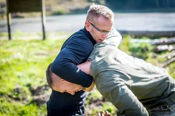 Zwei Personen üben einen Griff im Freien aus