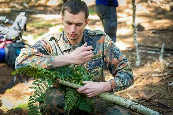 Zweige und Farne werden für eine Konstruktion vorbereitet