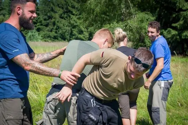 Gruppendynamik beim Training mit mehreren Personen im Freien