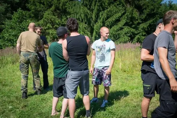 Gruppendynamik im Freien, Teilnehmer stehen in lockerer Runde zusammen