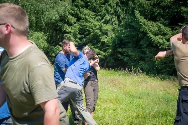 Gruppendynamik während einer praktischen Übung im Freien, Teilnehmer interagieren aktiv