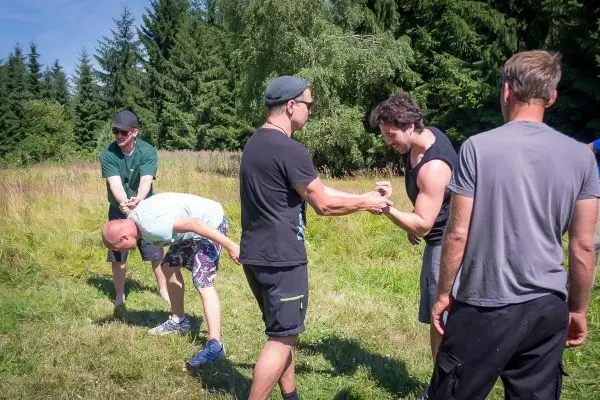 Gruppentraining mit mehreren Personen, die Techniken zur Selbstverteidigung üben