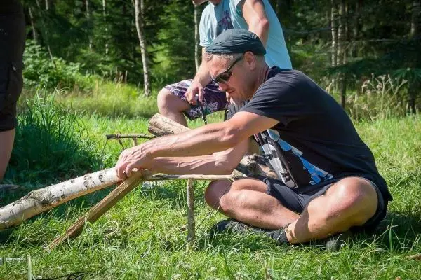 Falle) aus Holzstücken im Gras