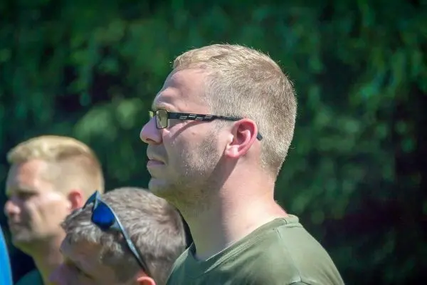 Mann mit Brille und kurzem Haar in nachdenklicher Pose